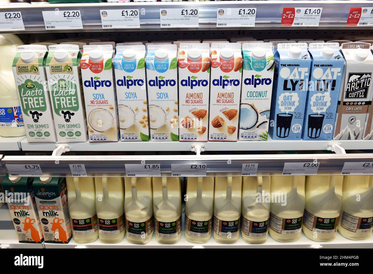 Verschiedene Milchsorten auf Verkauf in einem Supermarkt UK Stockfoto