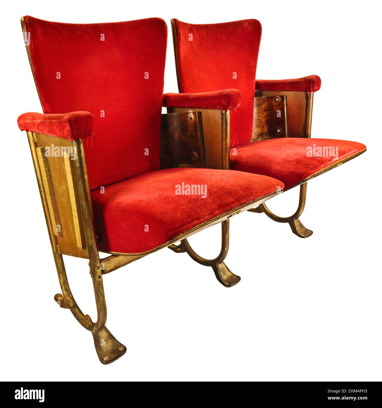 Zwei alte rote Kinosessel isoliert auf weißem Hintergrund Stockfoto