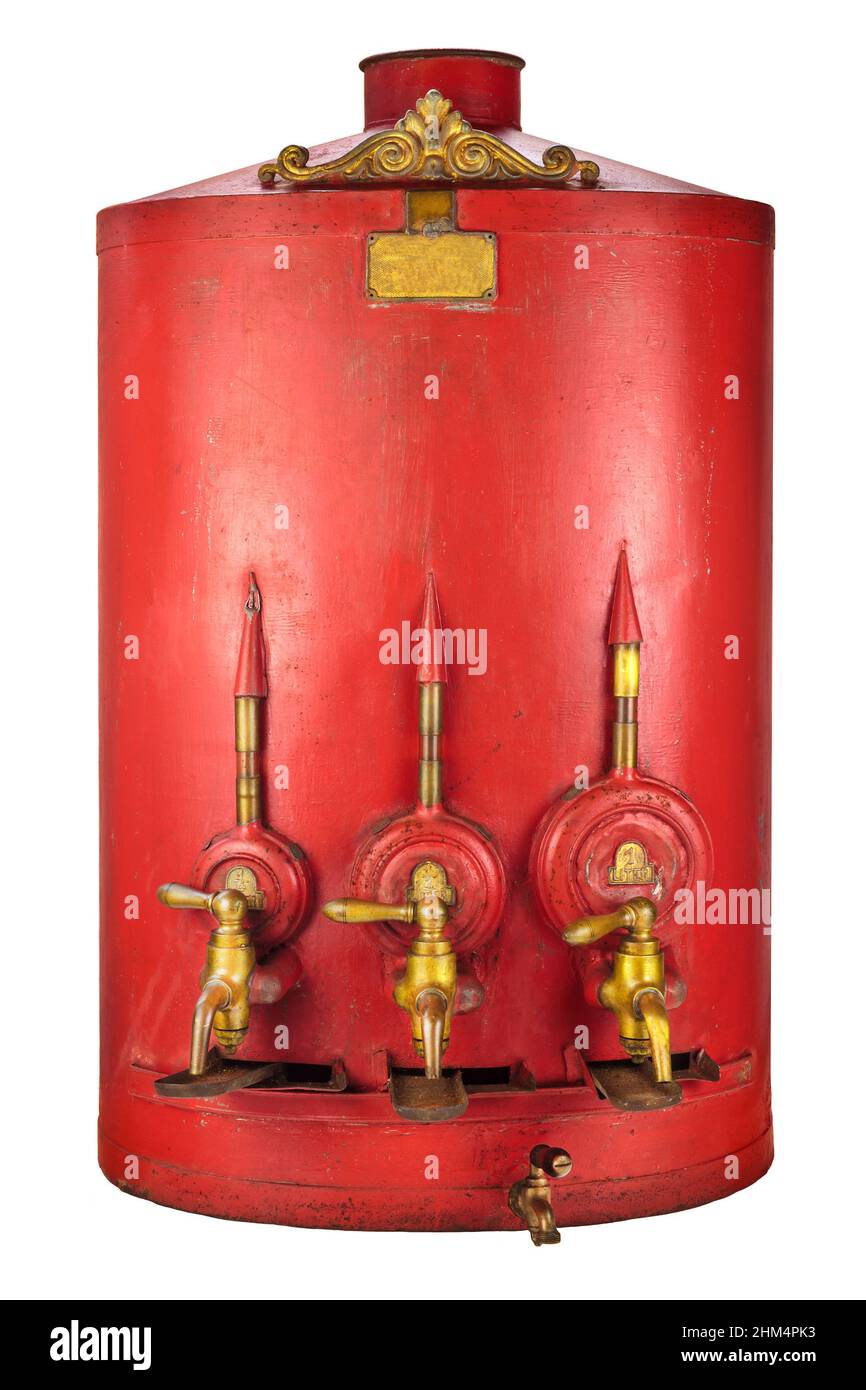 Vintage Red Barrel mit drei Wasserhähnen isoliert auf weißem Hintergrund Stockfoto