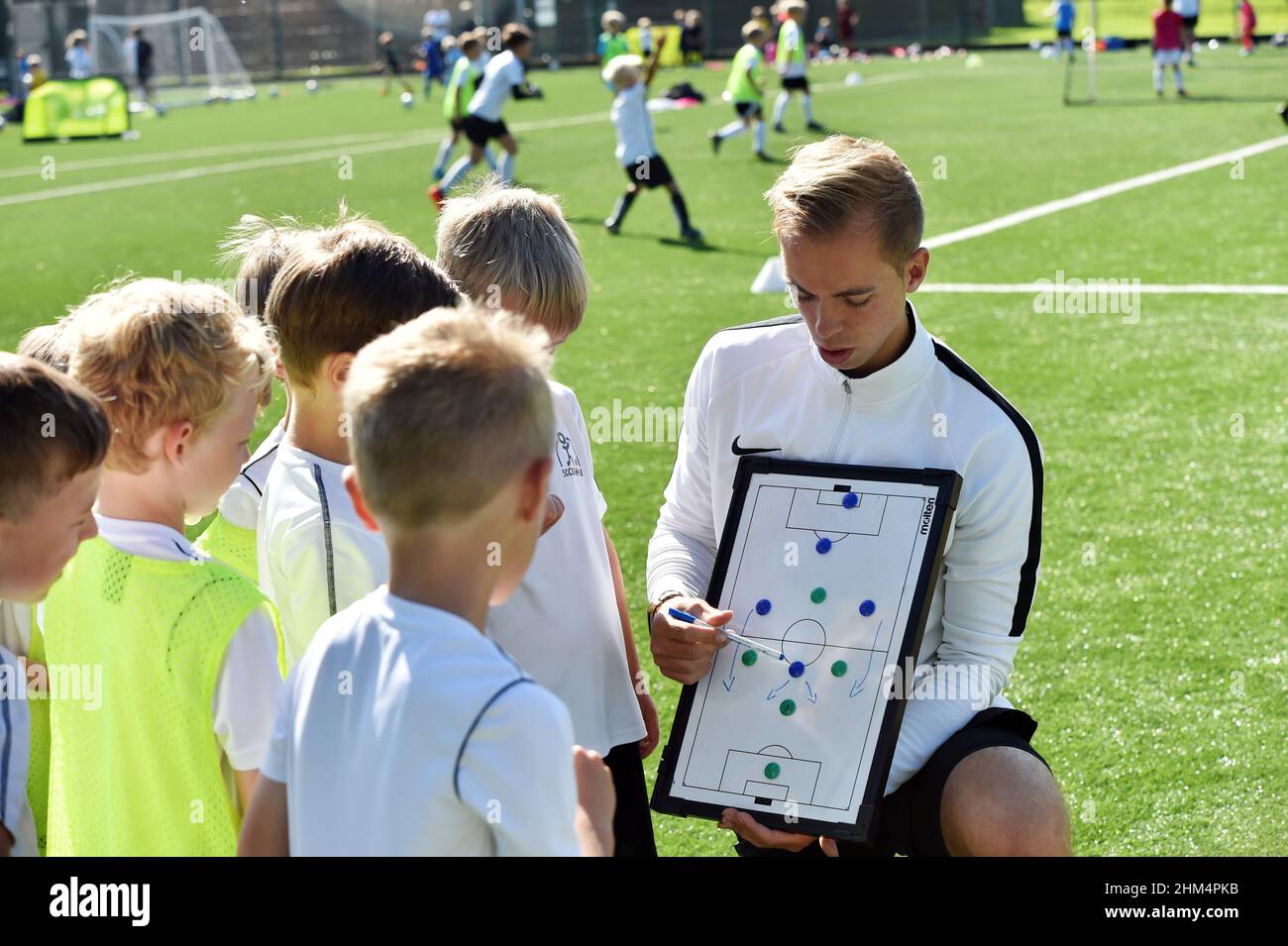 Fußballtrainingslager für junge Jungen und Mädchen, Yorkshire UK Stockfoto