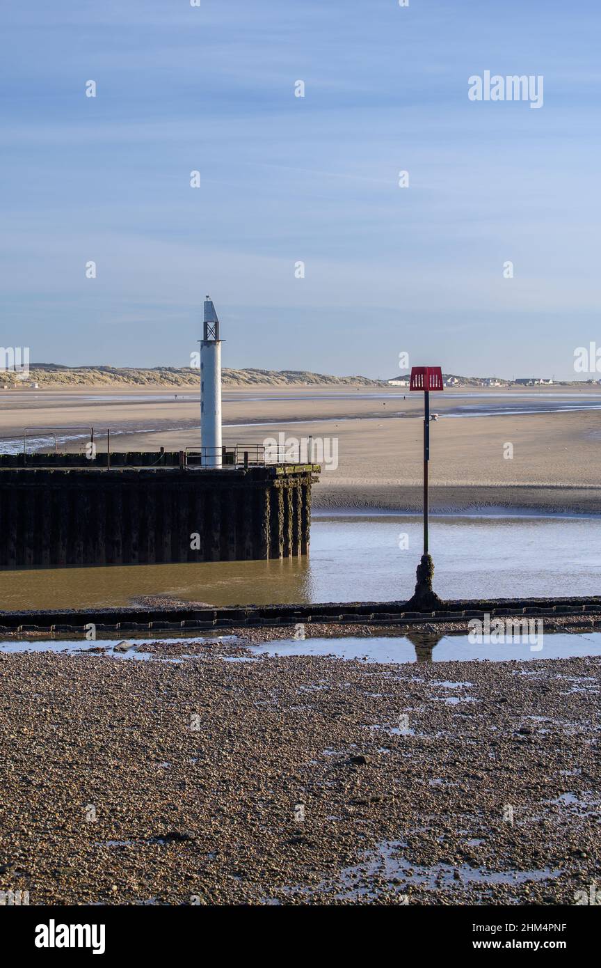 Der Eingang zum Rye Harbour (River Rother), der in Richtung Camber Sands blickt und die Navigationsfeuer zeigt Stockfoto