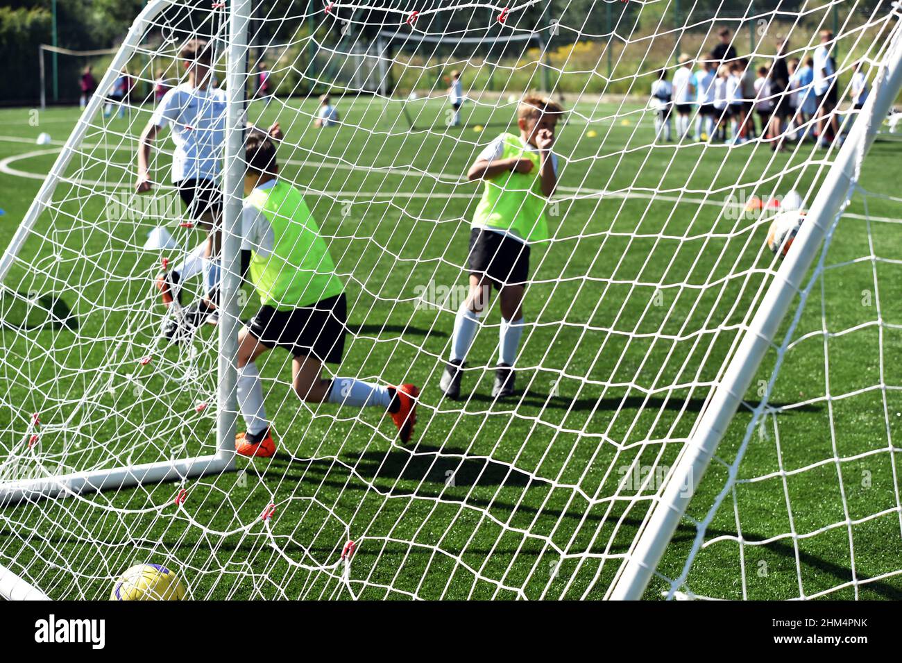 Fußballtrainingslager für junge Jungen und Mädchen, Yorkshire UK Stockfoto