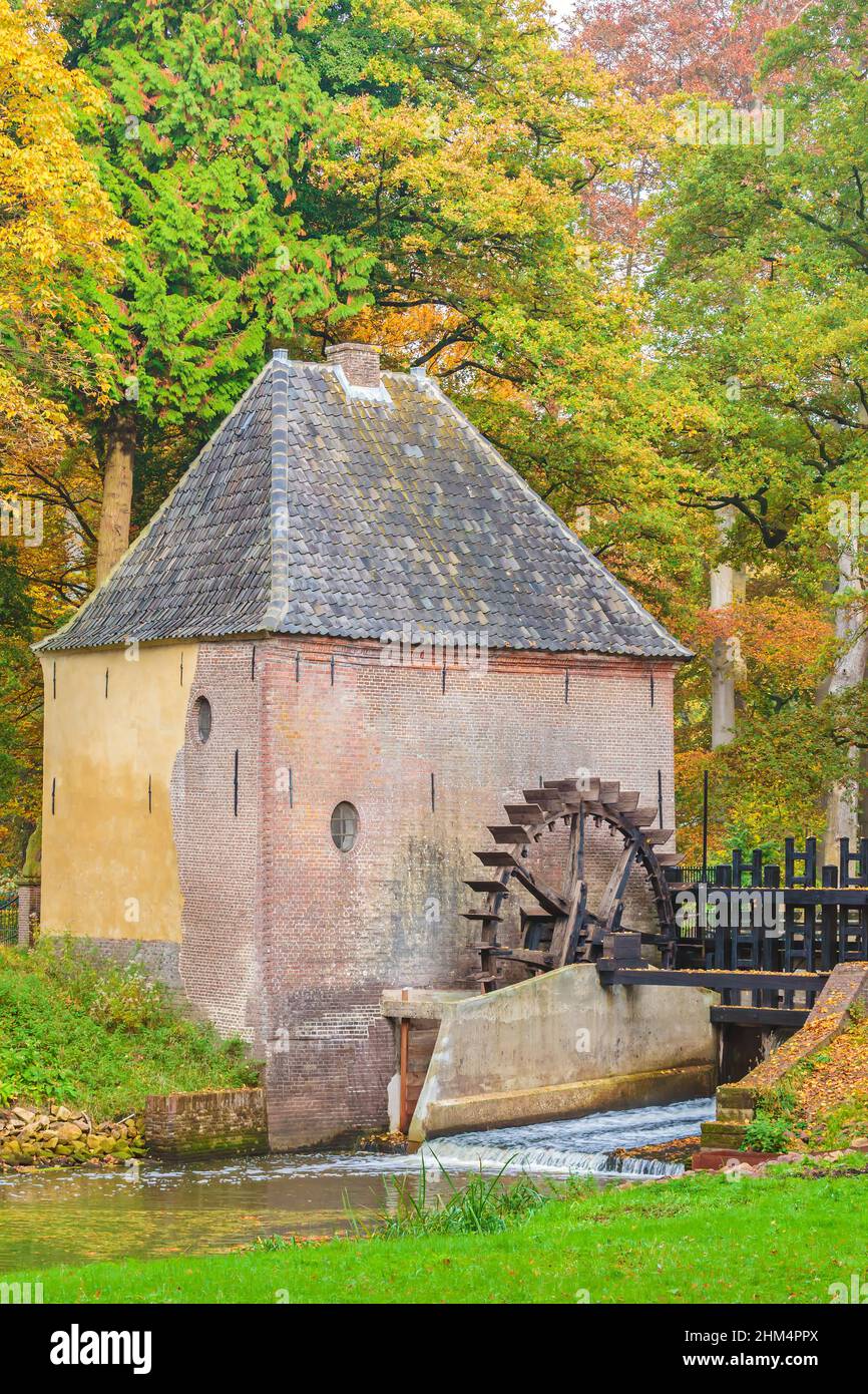 Alte Wassermühle in der niederländischen Provinz Gelderland im Herbst Stockfoto