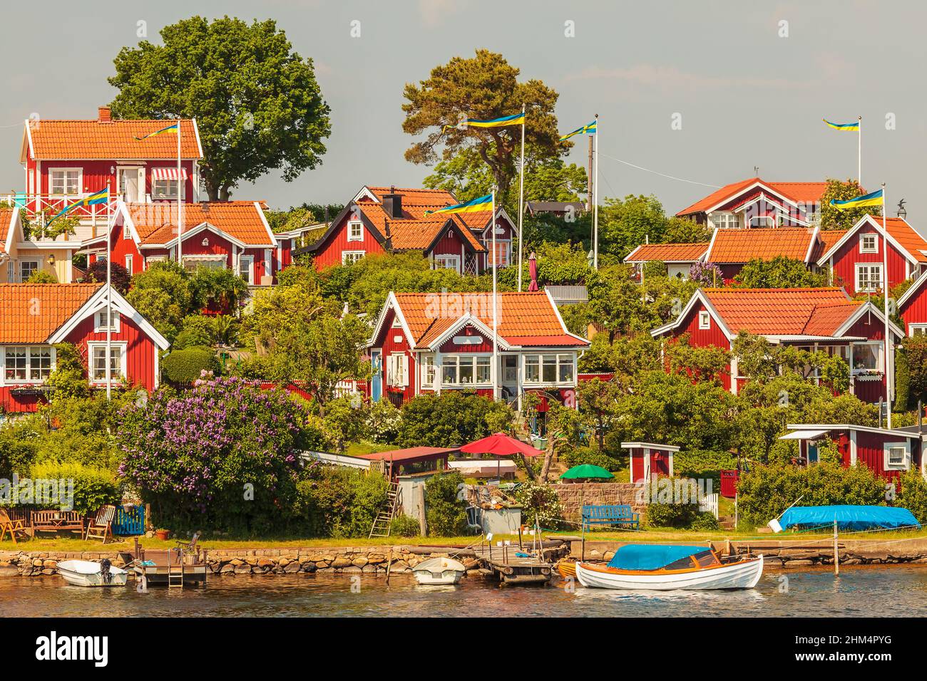 Typische rote schwedische Holzhäuser mit Booten in der Stadt Karlskrona Stockfoto