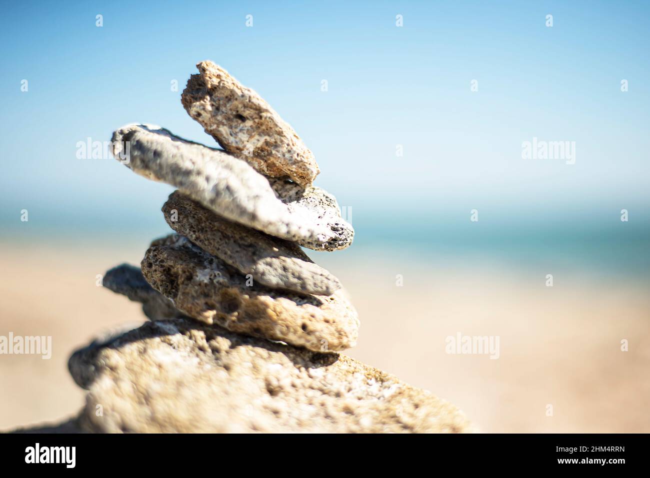 Steinpyramide auf dem Meer. Blauer Himmel. Ruhe und Gelassenheit. Stockfoto Steinpyramide auf dem Meer. Blauer Himmel. Ruhe und Gelassenheit. Stockfoto
