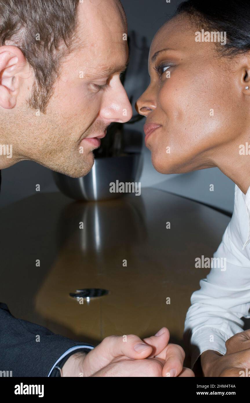 Nahaufnahme Einer Geschäftsfrau, die einen Geschäftsmann küssen, Credit:Photoshot Creative / Stuart Cox / Avalon Stockfoto