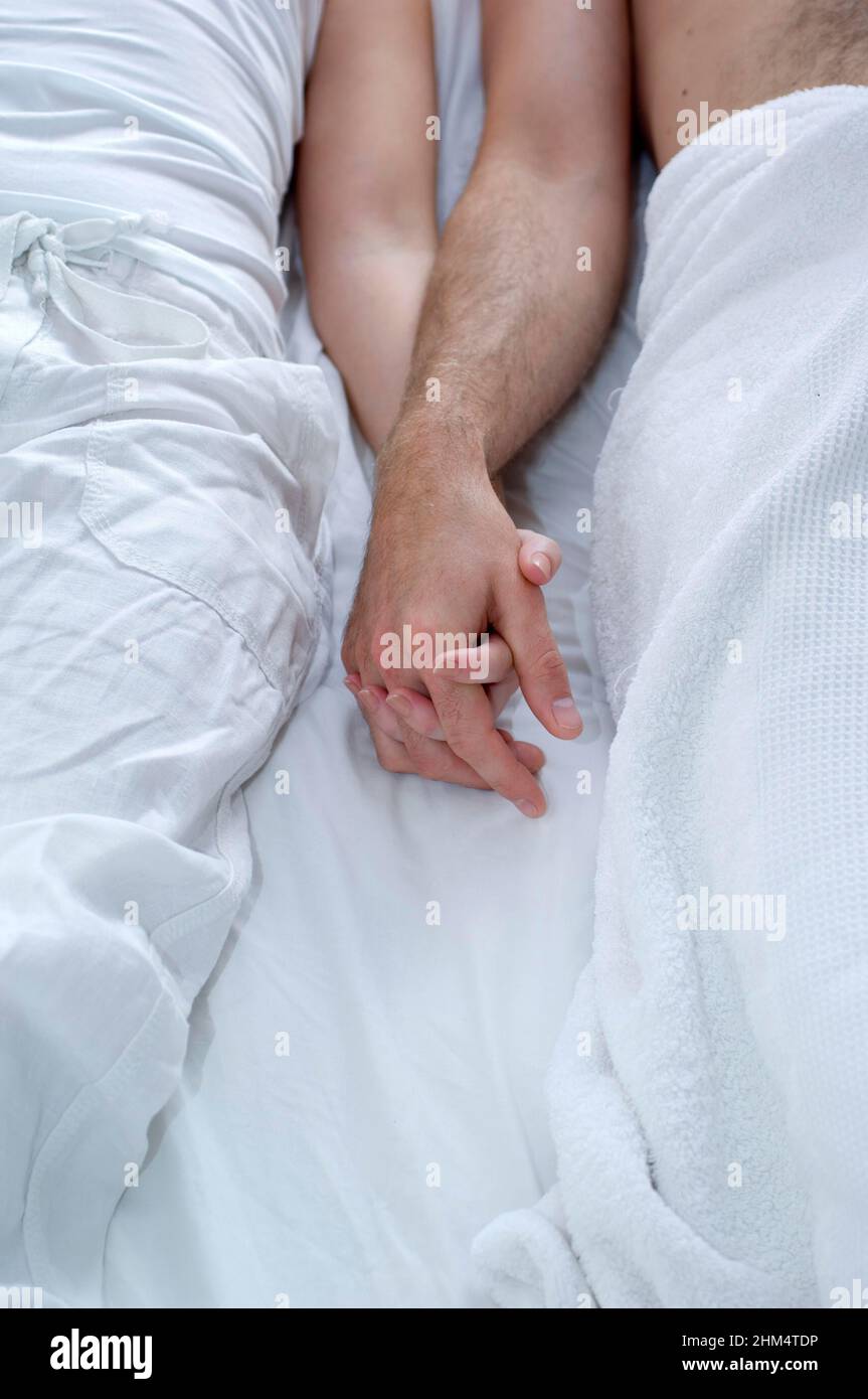 Mittlere Ansicht Eines Mannes und Einer Frau, die auf dem Bett liegen, Credit:Photoshot Creative / Stuart Cox / Avalon Stockfoto