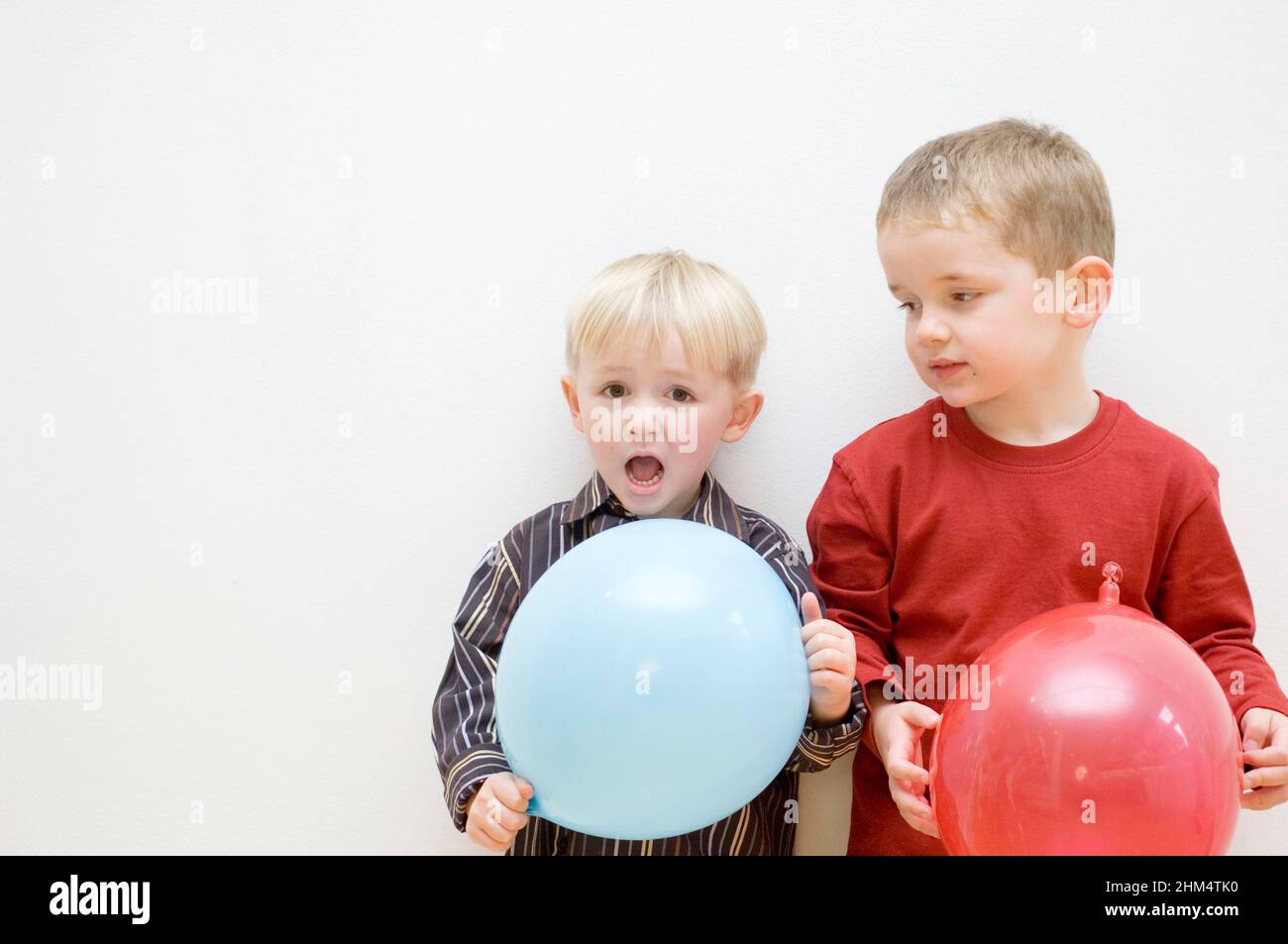 Nahaufnahme Von Zwei Jungen Mit Luftballons, Credit:Photoshot Creative / Stuart Cox / Avalon Stockfoto