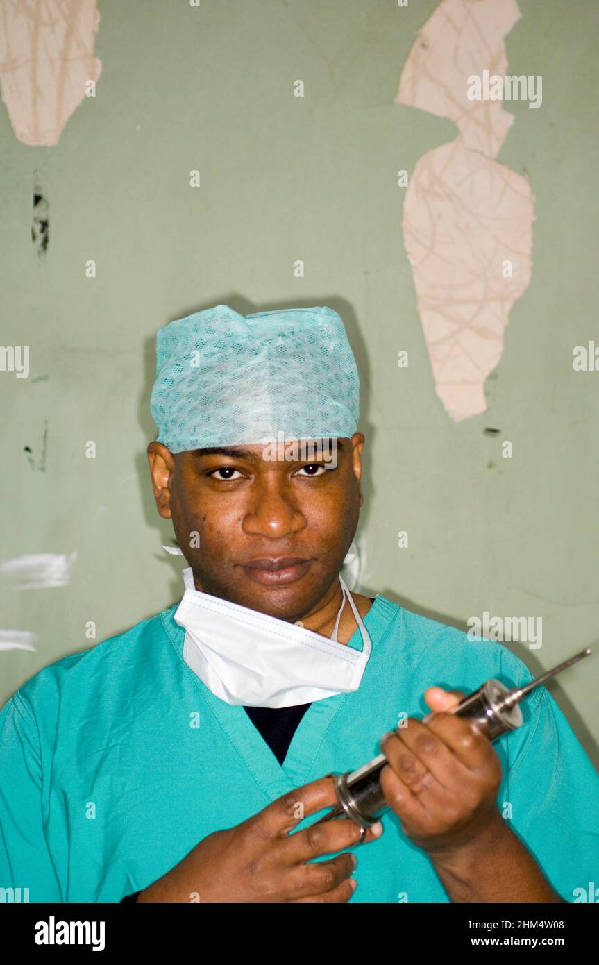 Kopfaufnahme Von Arzt, Arzt, Chirurg, In Maske Und Gewand Mit Spritze., Credit:Photoshot Creative / Stuart Cox / Avalon Stockfoto