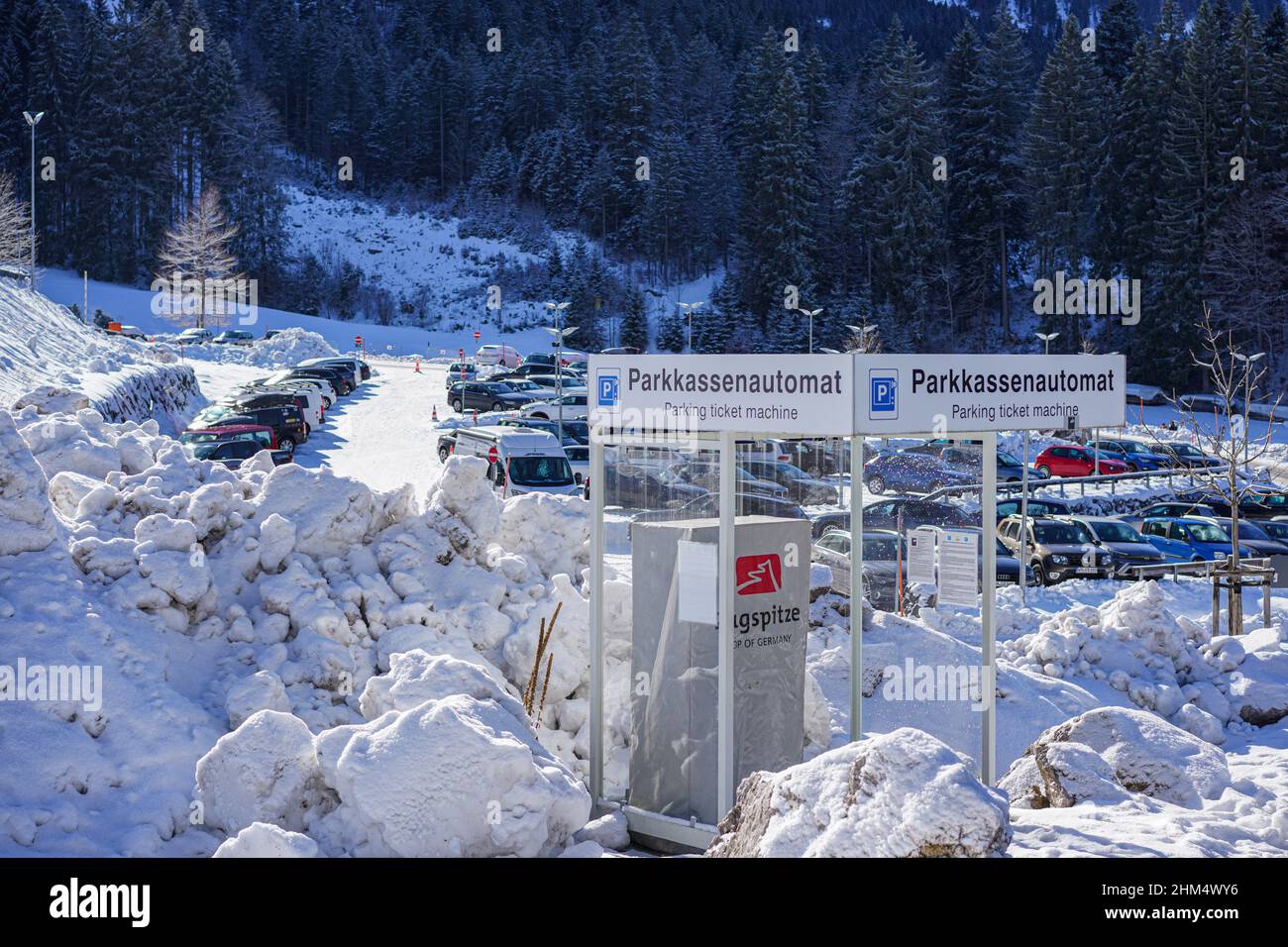 Zahlreiche Wintersportler haben ihre Autos auf einem Parkplatz an der Seilbahn zur Zugspitze gelassen. Stockfoto