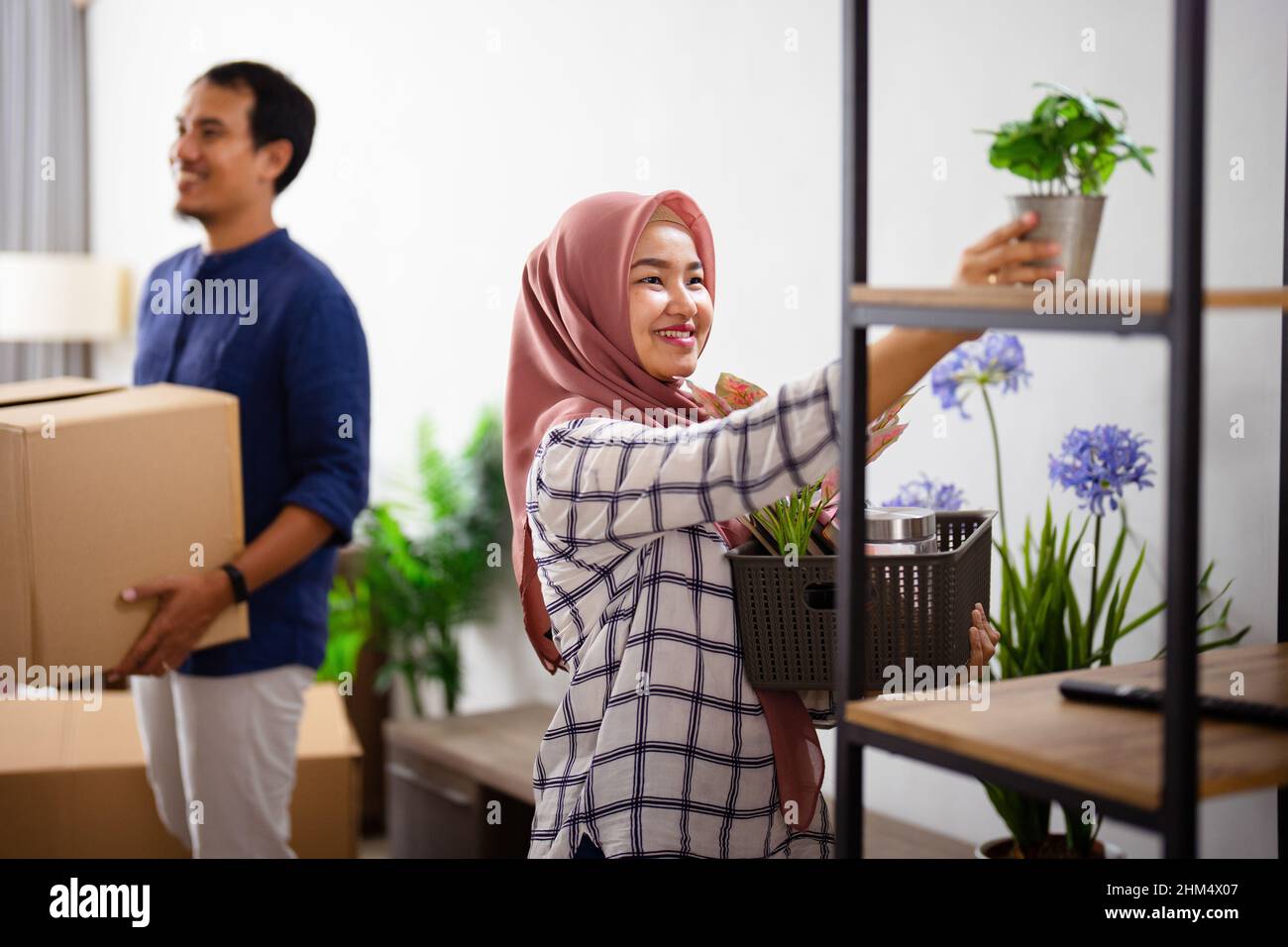 Frau schmückt ihr neues Zuhause nach dem Einzug Stockfoto