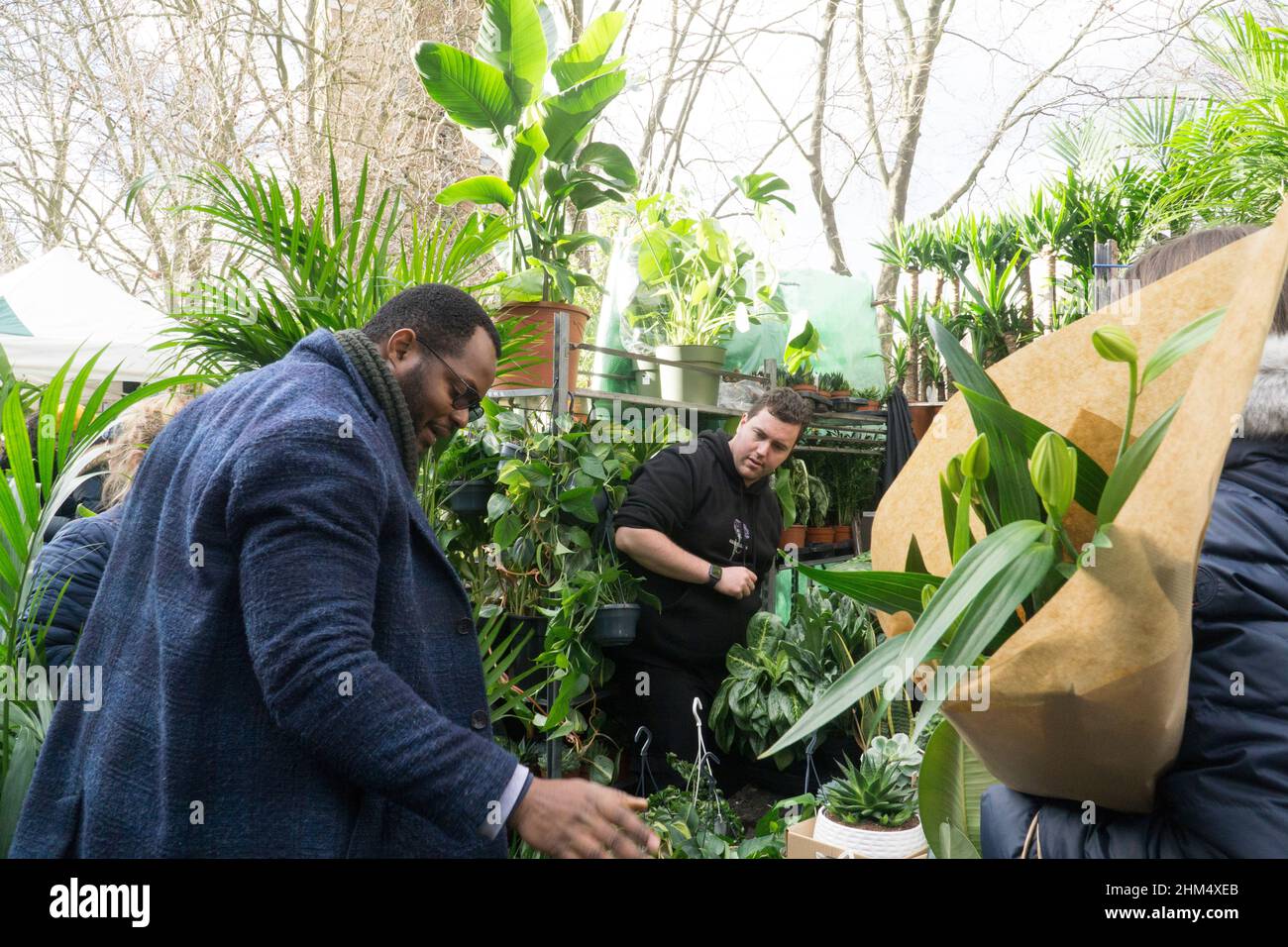 London, Großbritannien, 6. Februar 2022: Columbia Road Markt für Blumen und Pflanzen öffnet nur sonntags und an sonnigen Tagen ist sehr beliebt. Das Layout wurde seit der Pandemie geändert, um den Kunden mehr Platz zwischen den Ständen zu ermöglichen. Anna Watson/Alamy Live News Stockfoto
