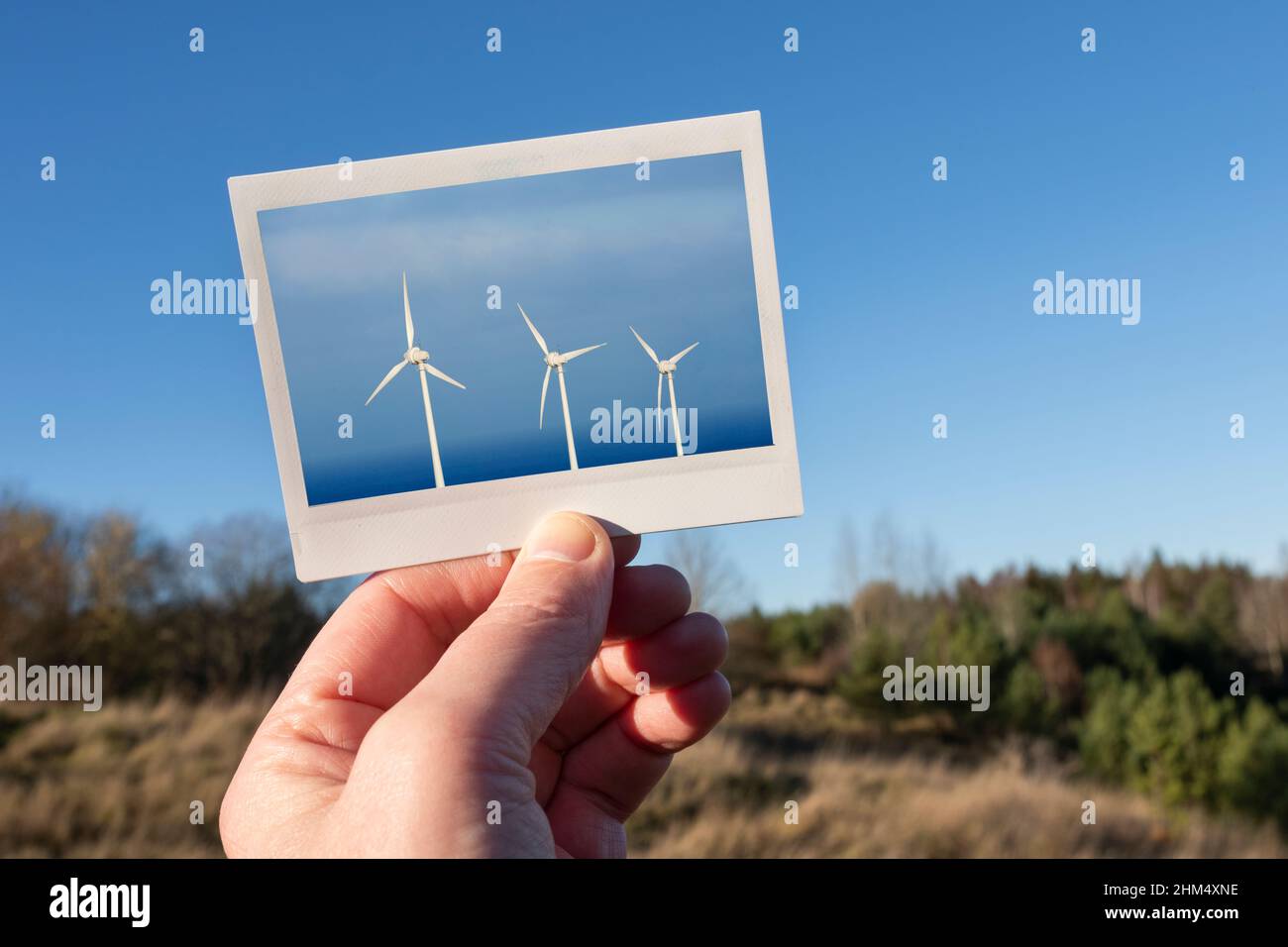 Foto mit der Hand von Windenergieanlagen Stockfoto
