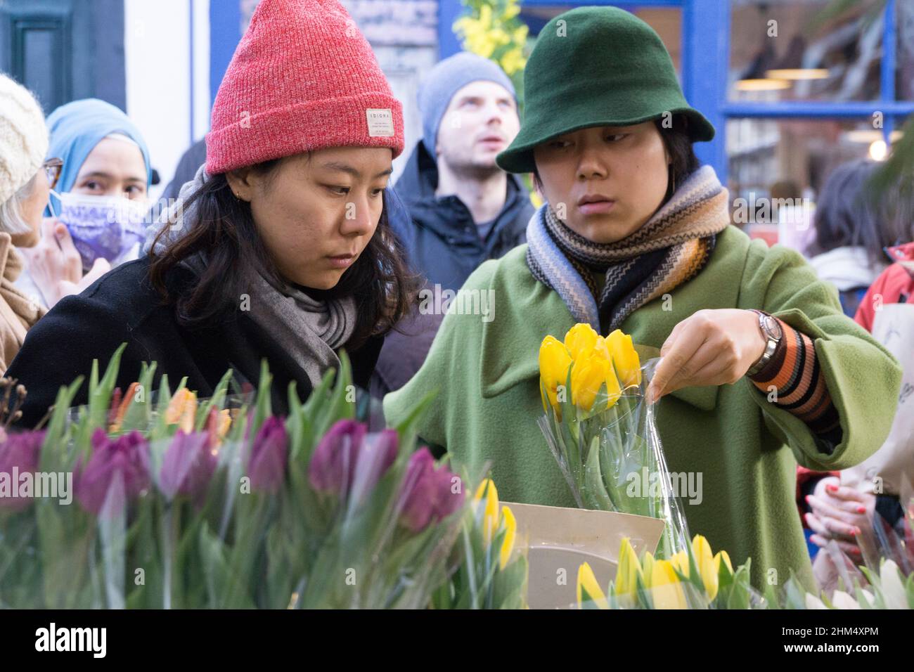 London, Großbritannien, 6. Februar 2022: Columbia Road Markt für Blumen und Pflanzen öffnet nur sonntags und an sonnigen Tagen ist sehr beliebt. Das Layout wurde seit der Pandemie geändert, um den Kunden mehr Platz zwischen den Ständen zu ermöglichen. Anna Watson/Alamy Live News Stockfoto