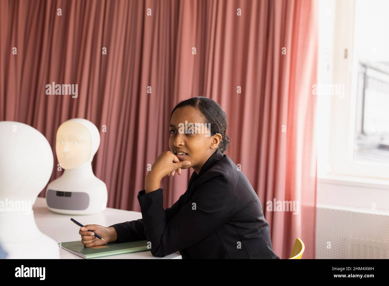Geschäftsfrau, die sitzen im Konferenzraum Stockfoto