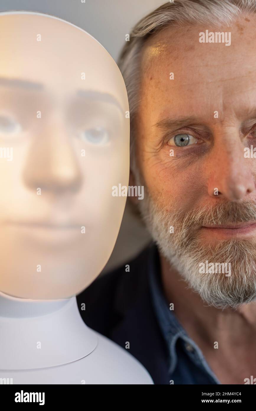 Porträt eines älteren Mannes mit Roboter-Sprachassistenten Stockfoto