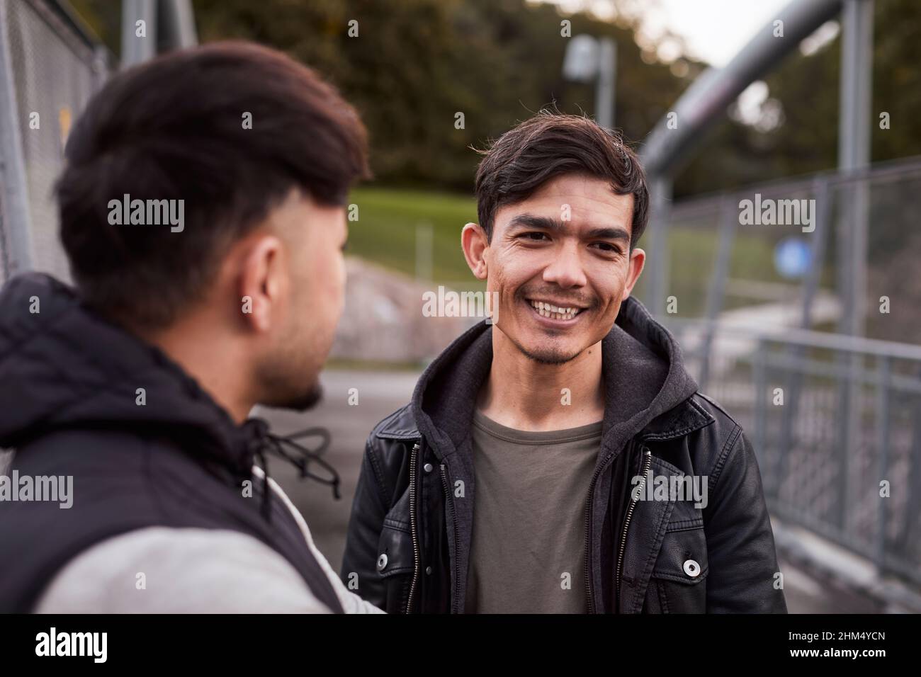 Männliche Freunde sprechen zusammen Stockfoto