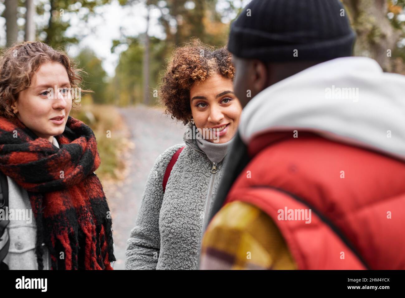 Eine Gruppe von Freunden, die auf dem Herbstspaziergang reden Stockfoto