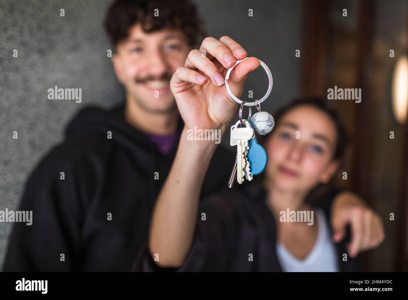 Paar zeigt die Schlüssel für eine neue Wohnung Stockfoto