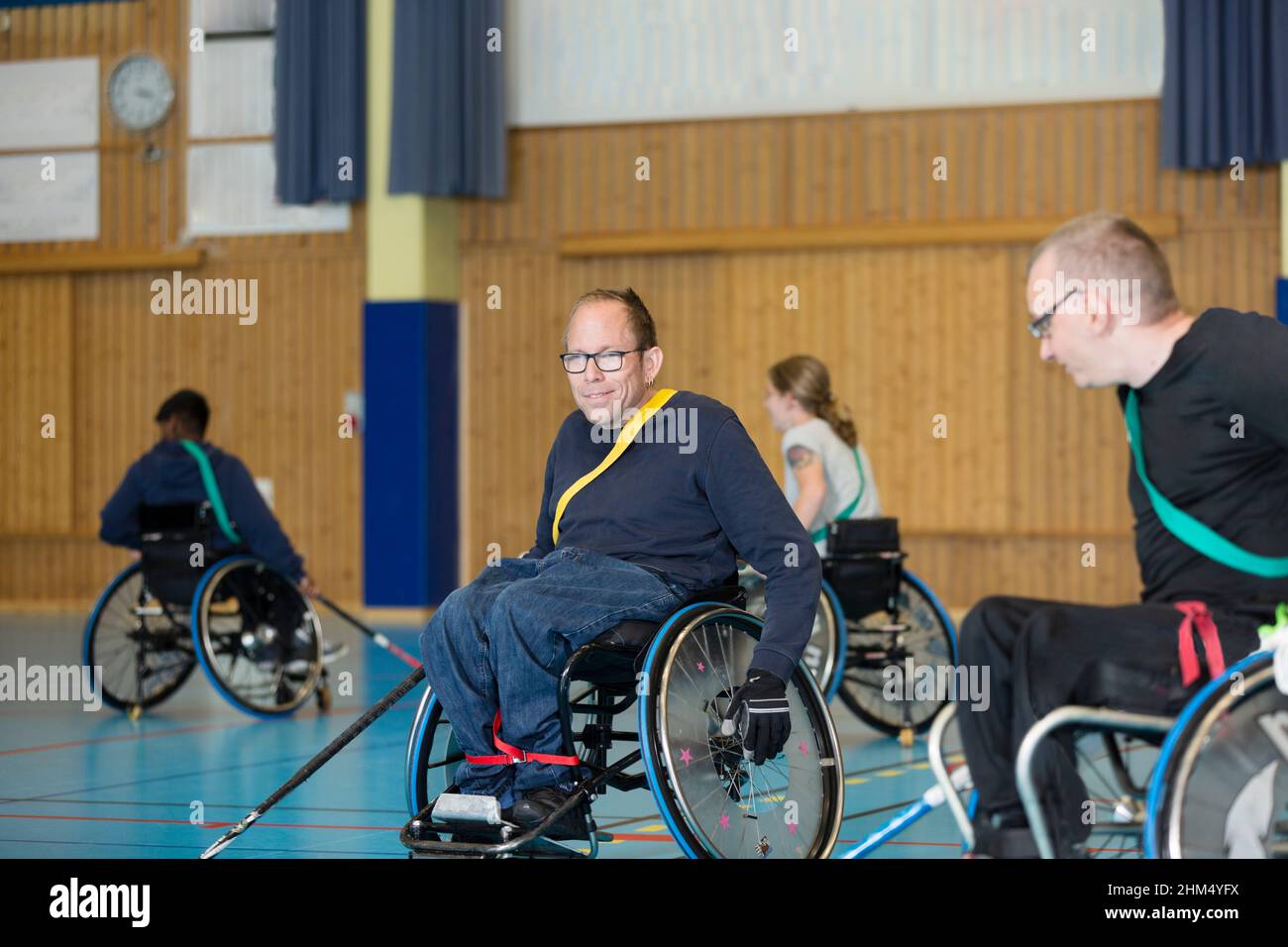 Behinderte Menschen spielen im Fitnessstudio Stockfoto