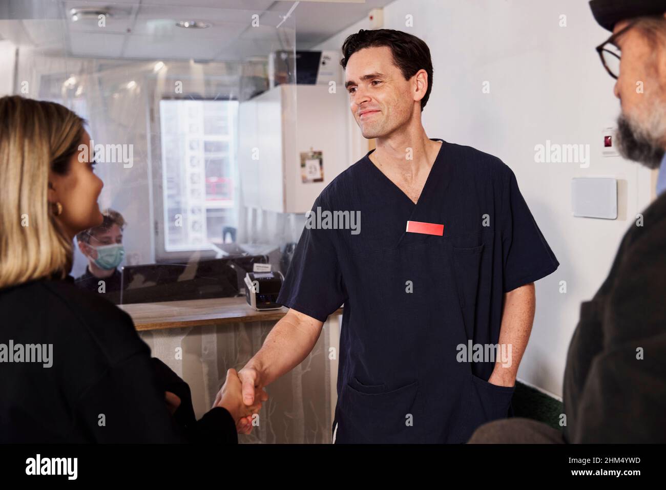 Patienten und Arzt an der Rezeption Stockfoto