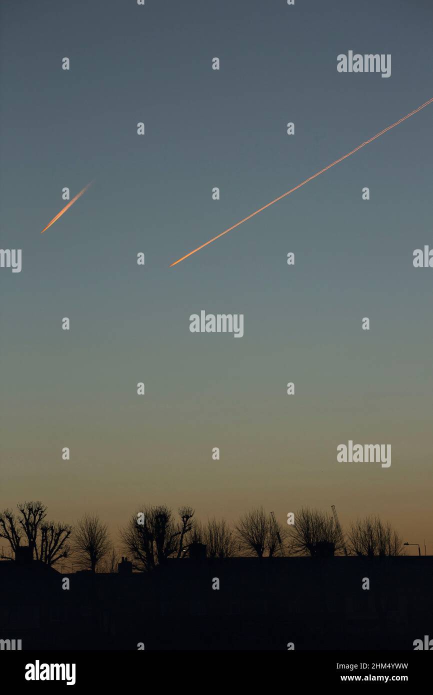 Bei Sonnenaufgang in Dagenham, East London, sind Kontrahare am Himmel zu sehen. Stockfoto