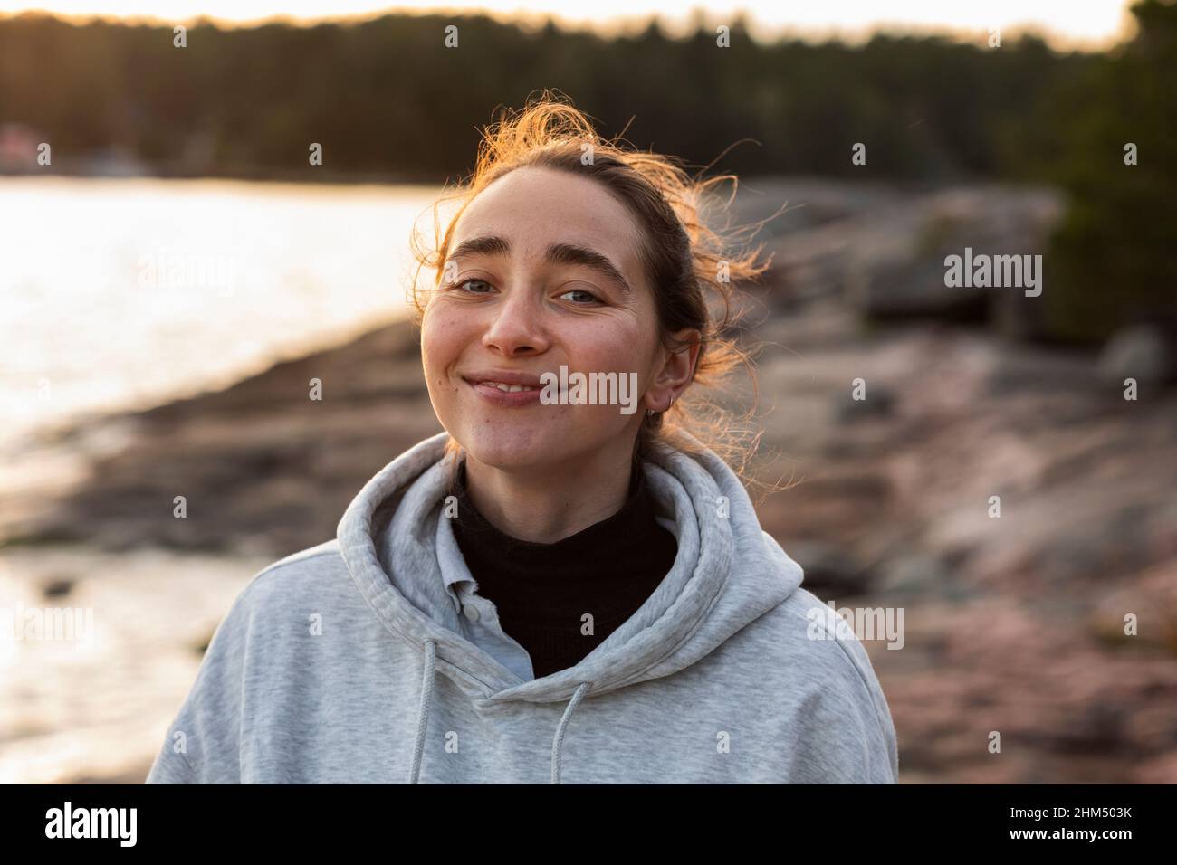 Lächelnde Frau, Blick in die Kamera Stockfoto