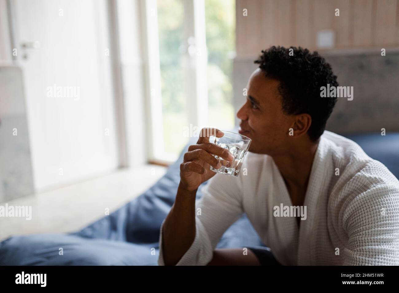 Mann halten Glas Wasser Stockfoto