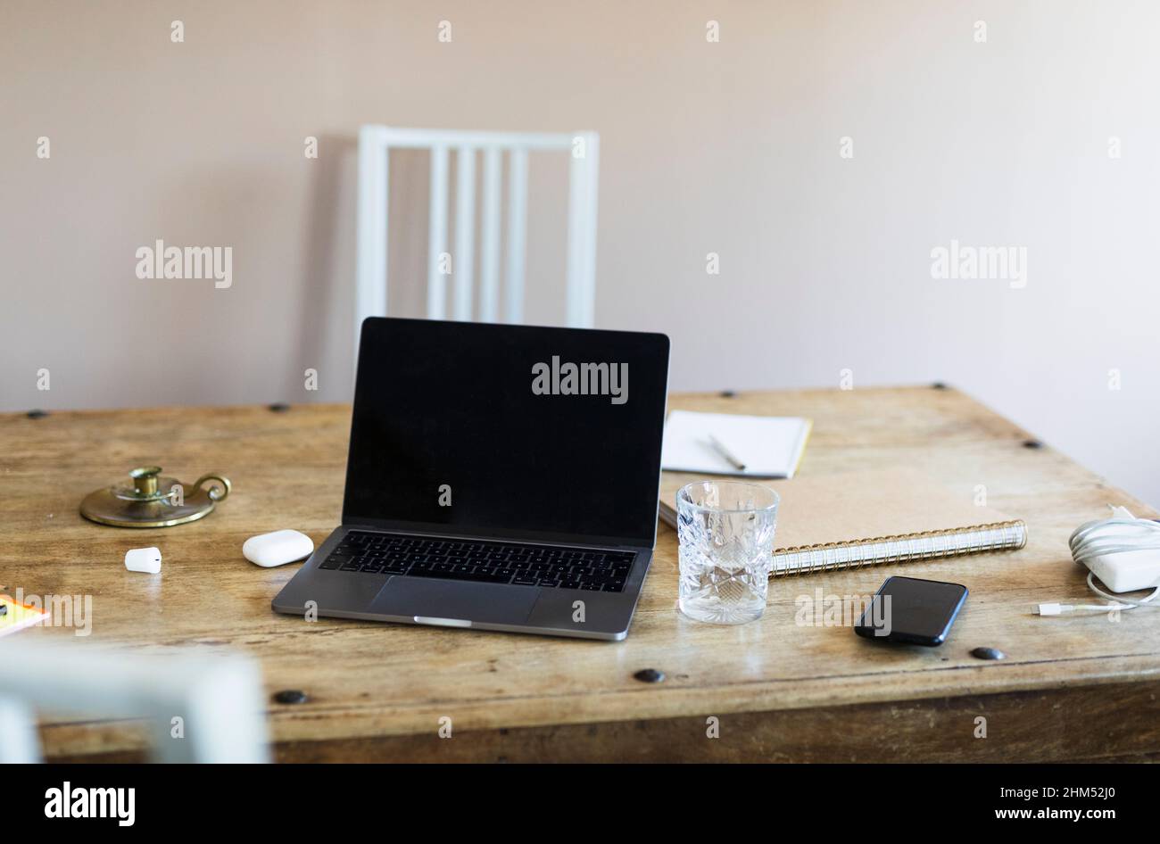 Laptop auf Tisch Stockfoto