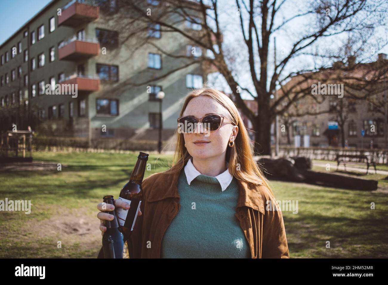Lächelnde Frau mit Bierflasche Stockfoto