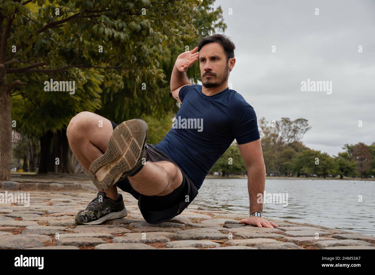 Animal Instinct Fitness-Trainer Athlet mit einer Tier-Flow-Bewegung im Park. Stockfoto