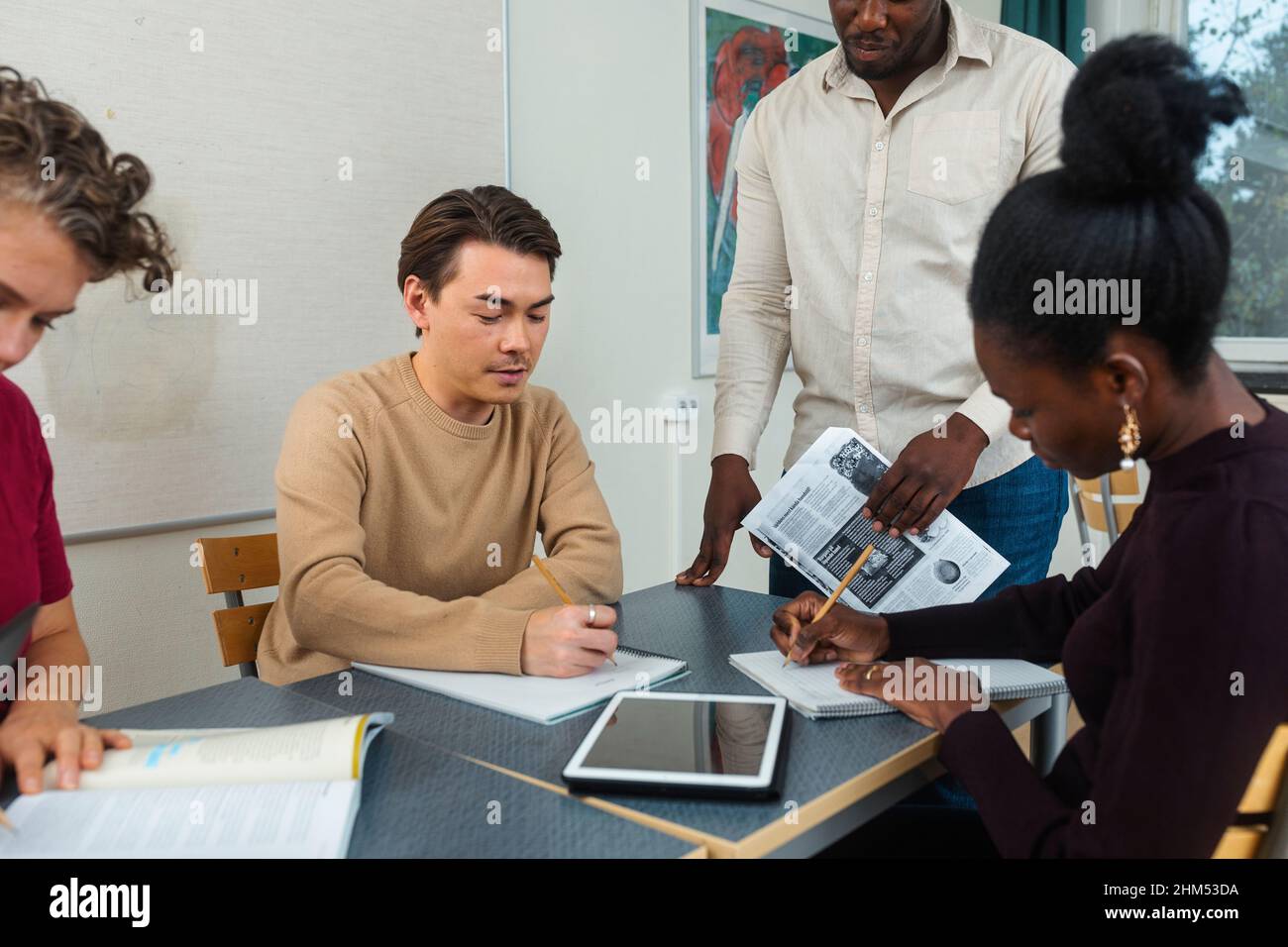 Männliche Lehrer helfen Schüler Stockfoto