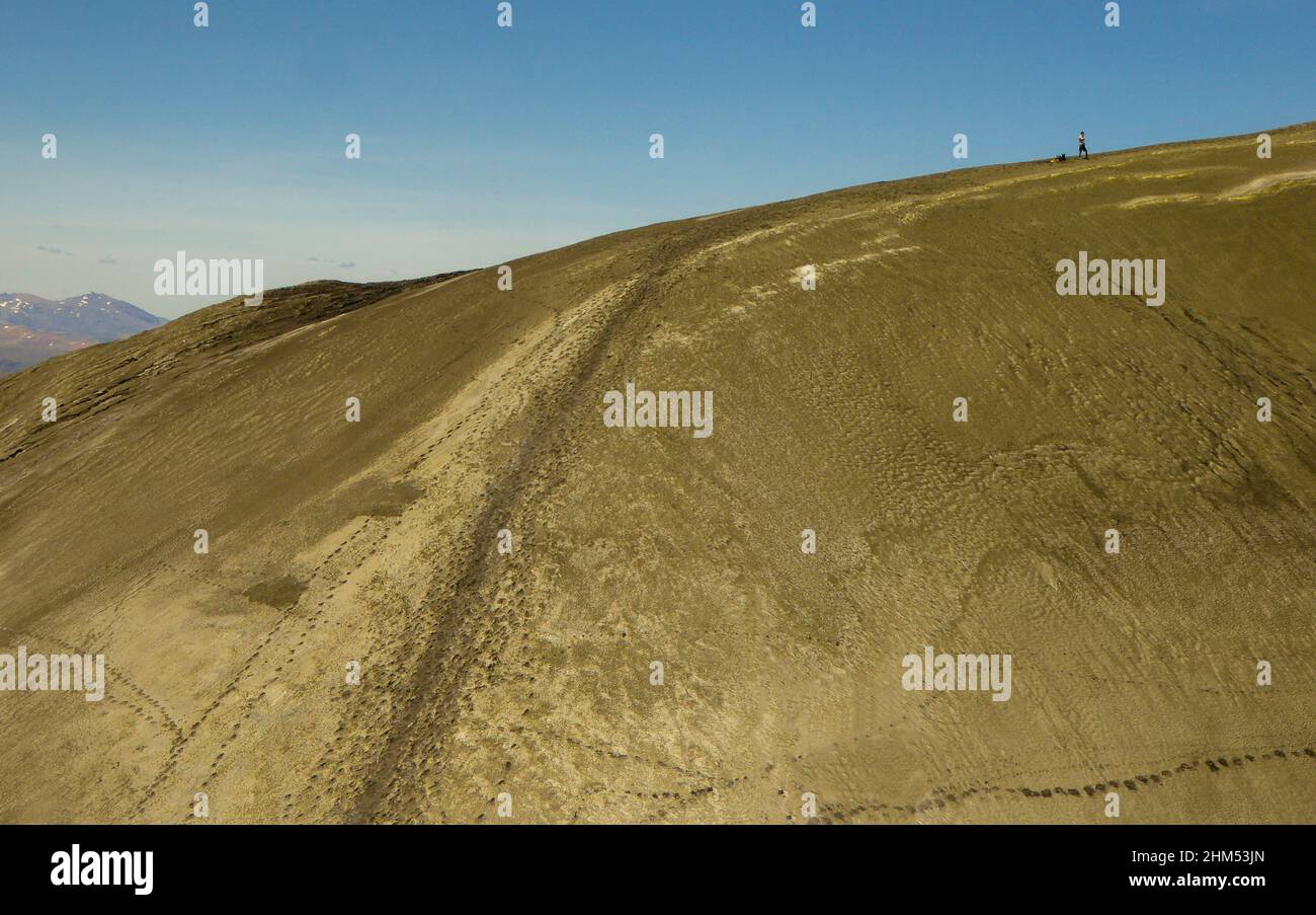 Läufer verlässt einen Pfad über einen Sandberg in Villa Pehuenia, Neuquén, Argentinien Stockfoto