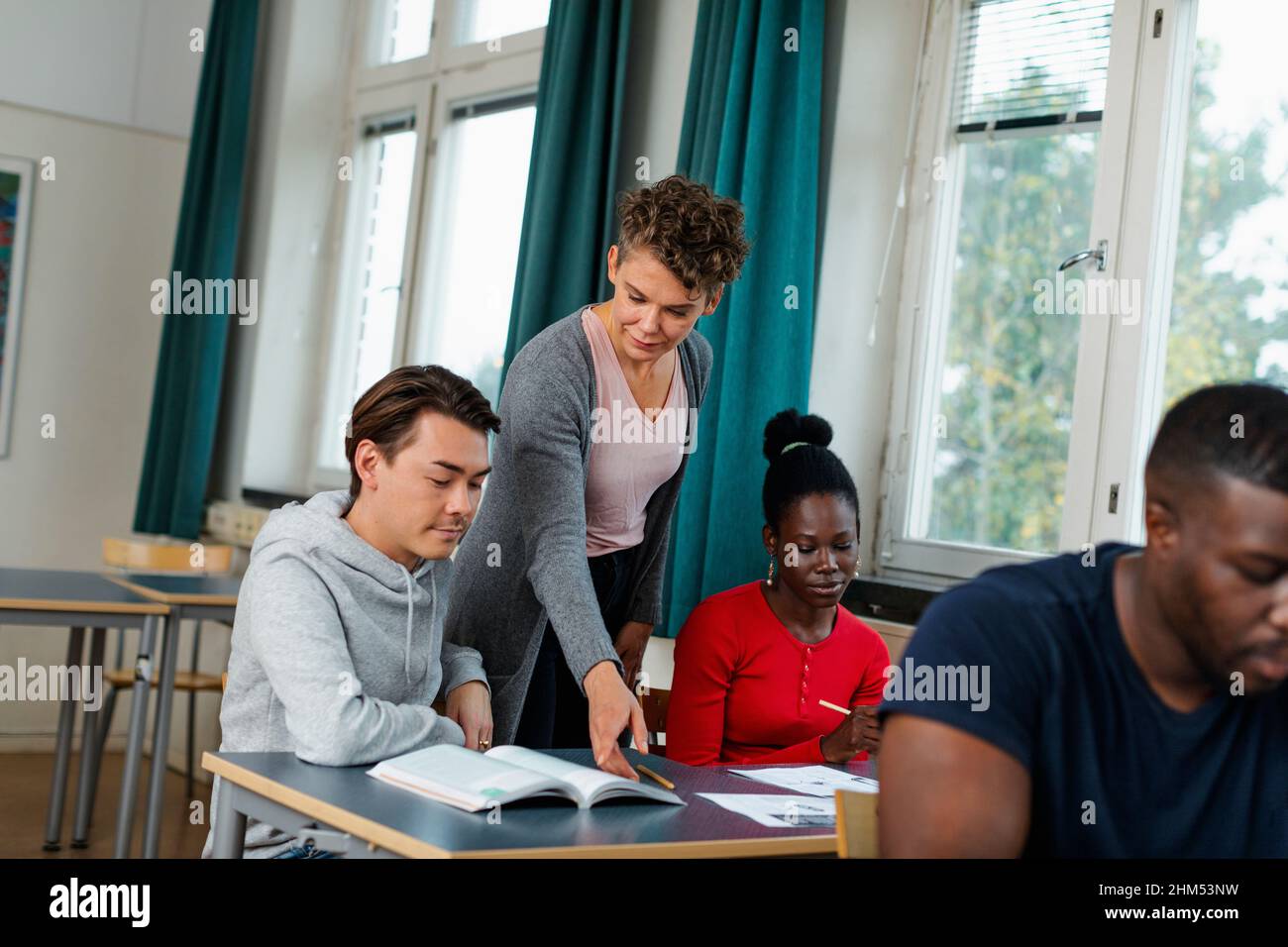 Weibliche Lehrer helfen Schüler Stockfoto