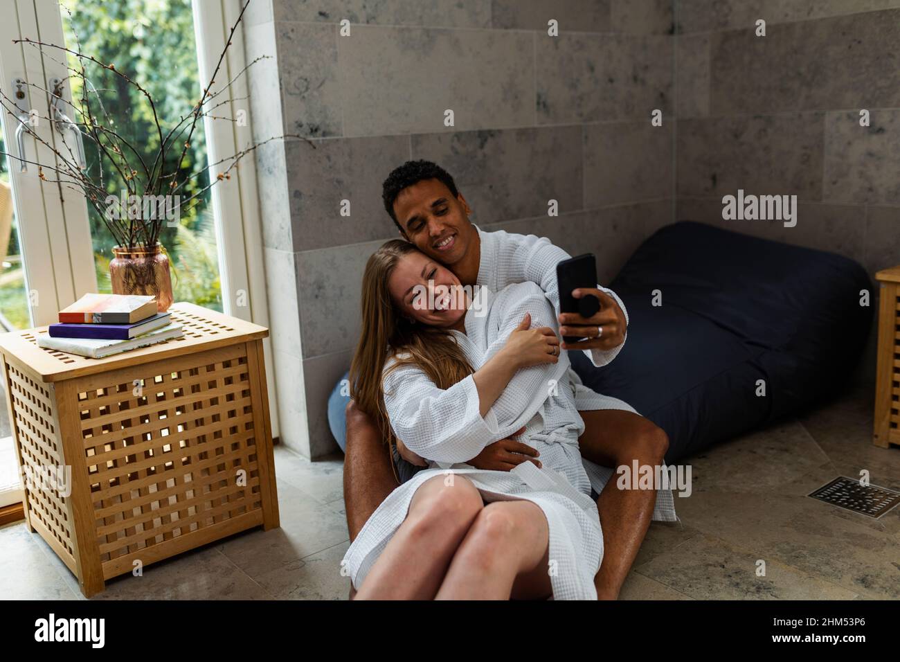 Lächelnde paar nehmen selfie Stockfoto