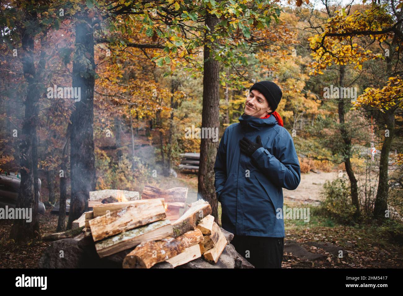 Mann, der im Wald Lagerfeuer macht Stockfoto