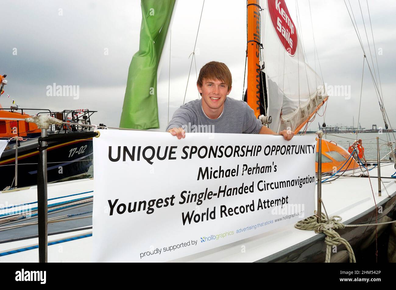 Michael Perham At14yo wurde er der jüngste Mensch der Welt, der erfolgreich mit einer Hand über den Atlantik segelte und den Rekord von 2003 übertraf Stockfoto