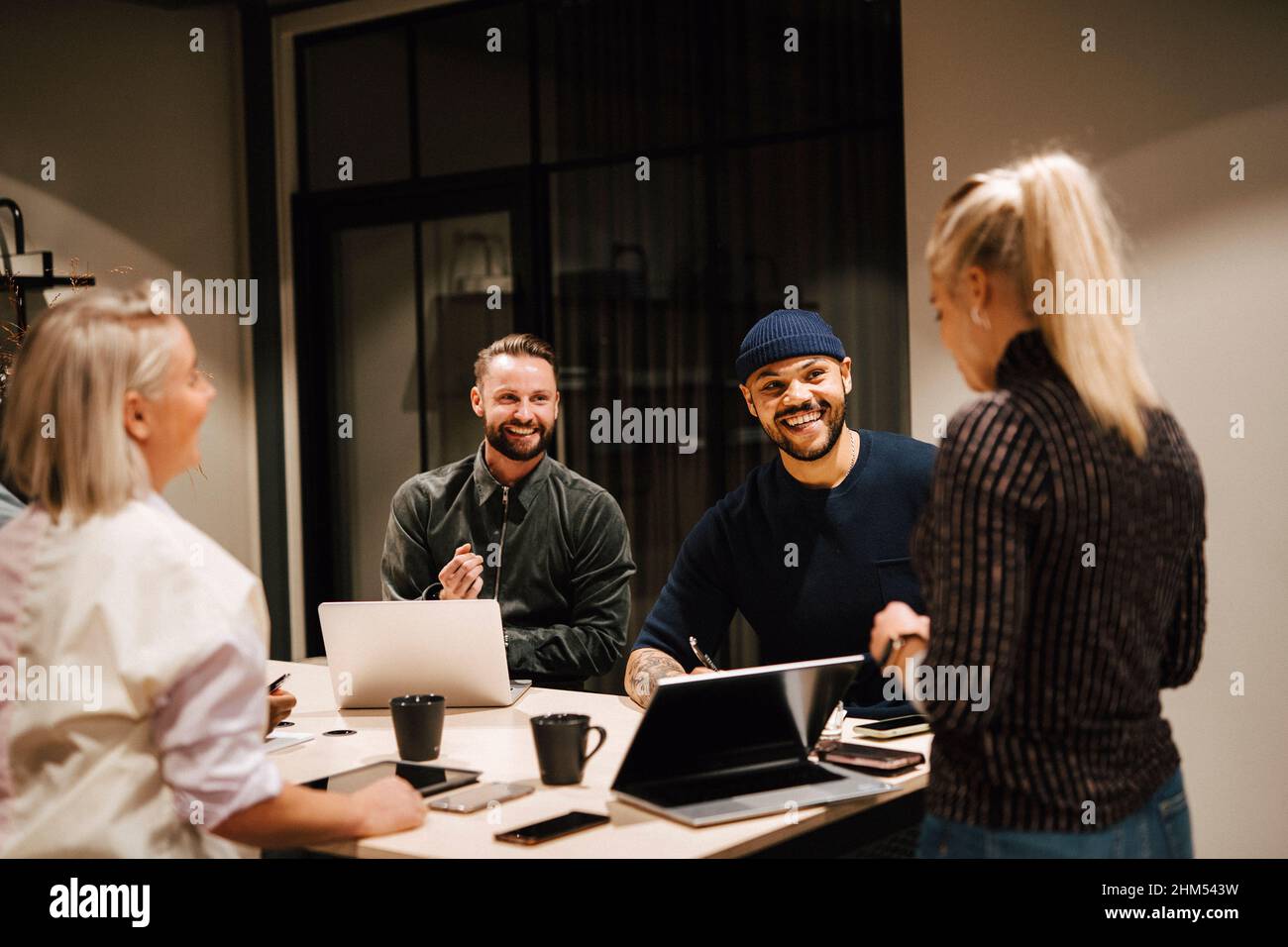 Mitarbeiter in Treffen im Büro Stockfoto