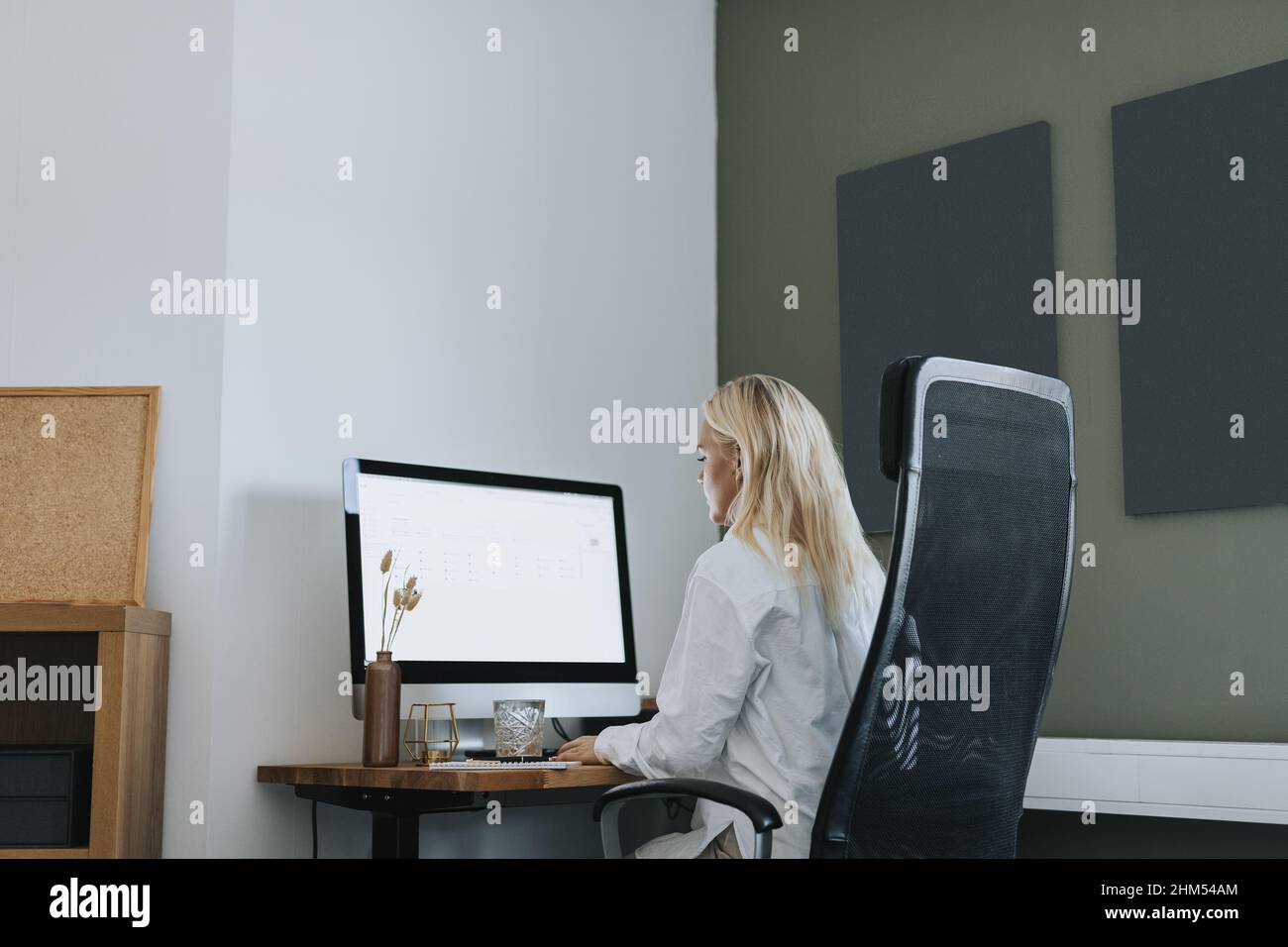 Frau, die im Büro einen PC benutzt Stockfoto