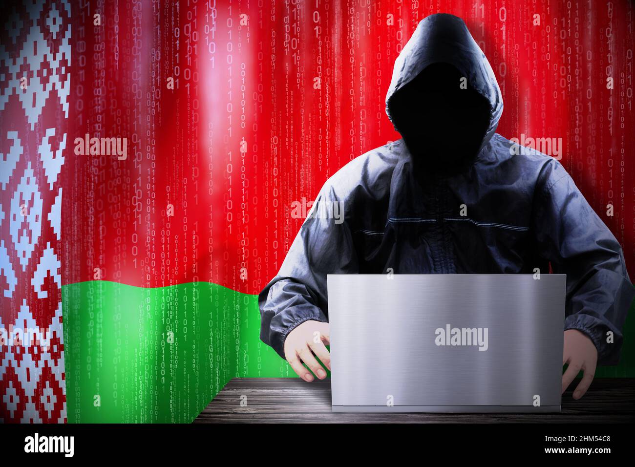 Anonymer kapuzter Hacker, Flagge von Belarus, Binärcode - Cyber-Angriffskonzept Stockfoto