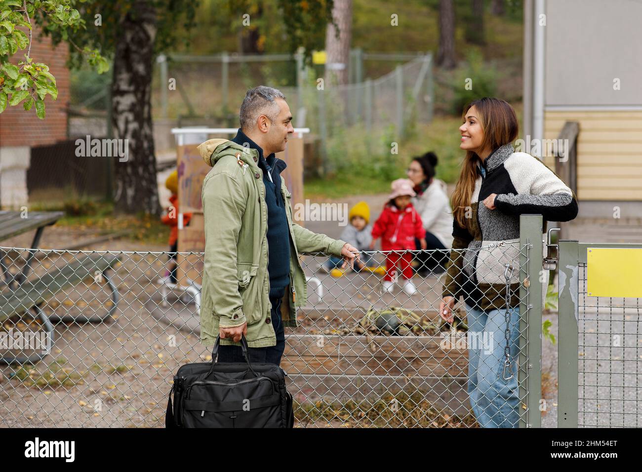 Mann und Frau sprechen am Tor Stockfoto