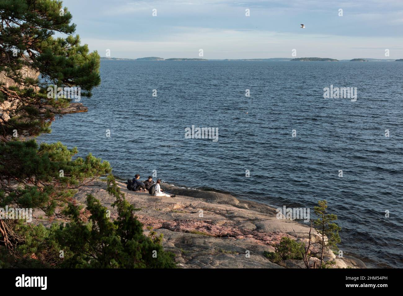 Wanderer sitzen am Meer Stockfoto