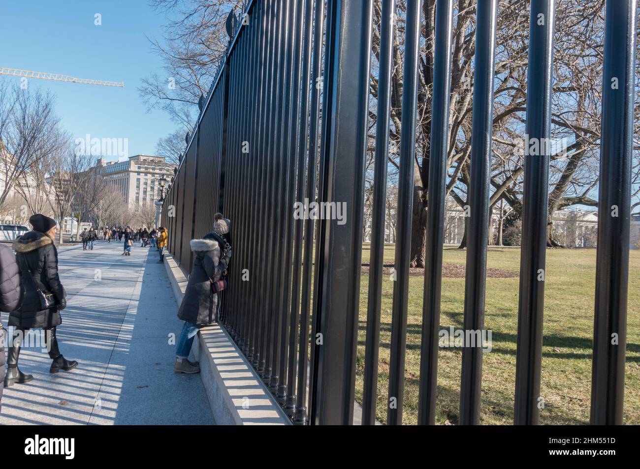 Washington DC: Der neue 13 Fuß lange Zaun um das Weiße Haus, der 2021 fertiggestellt wurde, hat oben Anti-Climb-Stacheln und ist doppelt so hoch wie der Eindringling-anfällige Zaun, den er ersetzt hat. Stockfoto