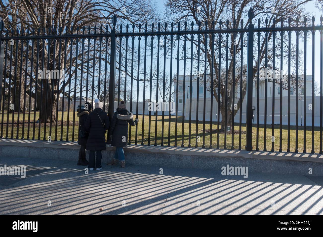 Washington DC: Der neue 13 Fuß lange Zaun um das Weiße Haus, der 2021 fertiggestellt wurde, hat oben Anti-Climb-Stacheln und ist doppelt so hoch wie der Eindringling-anfällige Zaun, den er ersetzt hat. Stockfoto