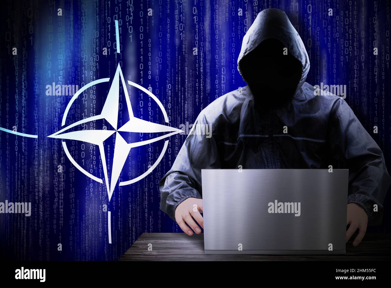 Anonymer Hacker mit Kapuze, Flagge der NATO, Binärcode - Cyberangriffskonzept Stockfoto