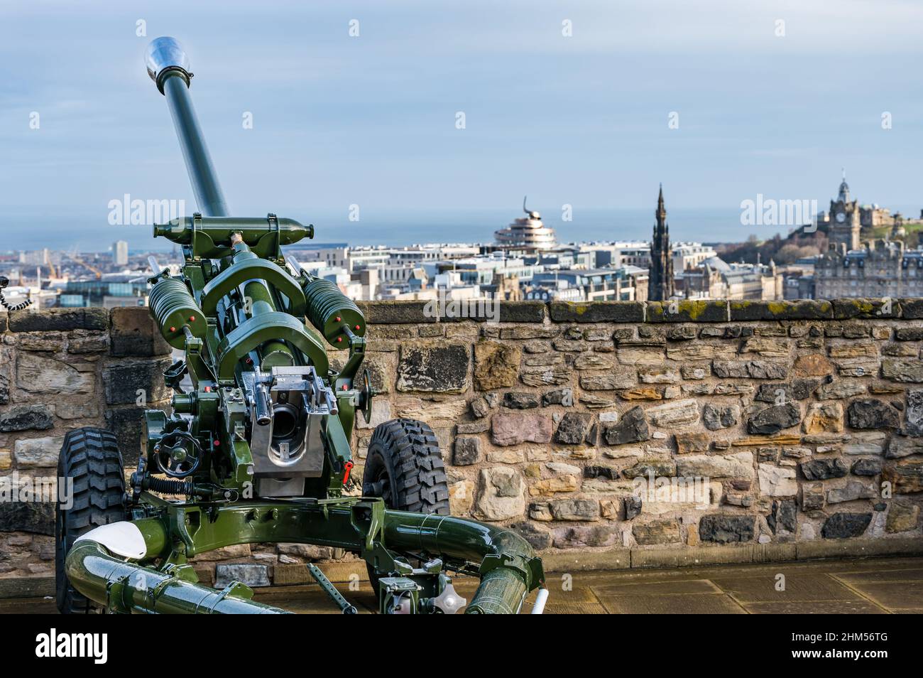L118 Leichtes Artillerieselgewehr am Mills Mount auf der Burgmauer von Edinburgh Castle mit Blick auf das Stadtzentrum, Schottland, Großbritannien Stockfoto