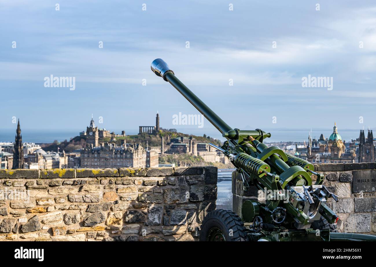 L118 Leichtes Artillerieselgewehr am Mills Mount auf der Burgmauer von Edinburgh Castle mit Blick auf das Stadtzentrum und Calton Hill, Schottland, Großbritannien Stockfoto