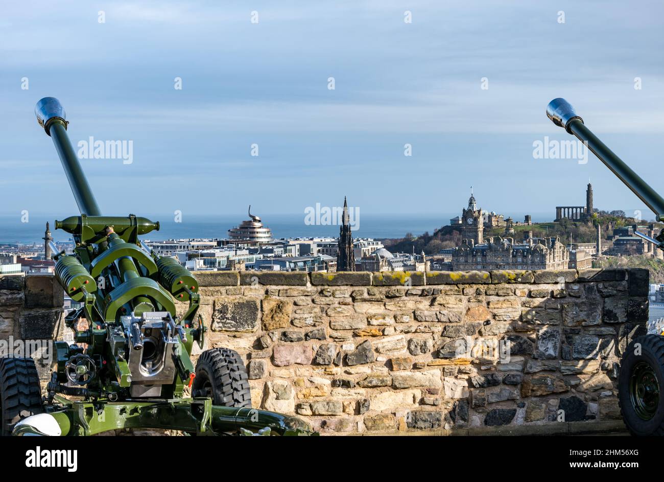 L118 Leichtes Artillerieselgewehr auf den Stadtmauern von Edinburgh Castle mit Blick auf das Stadtzentrum und Calton Hill, Schottland, Großbritannien Stockfoto