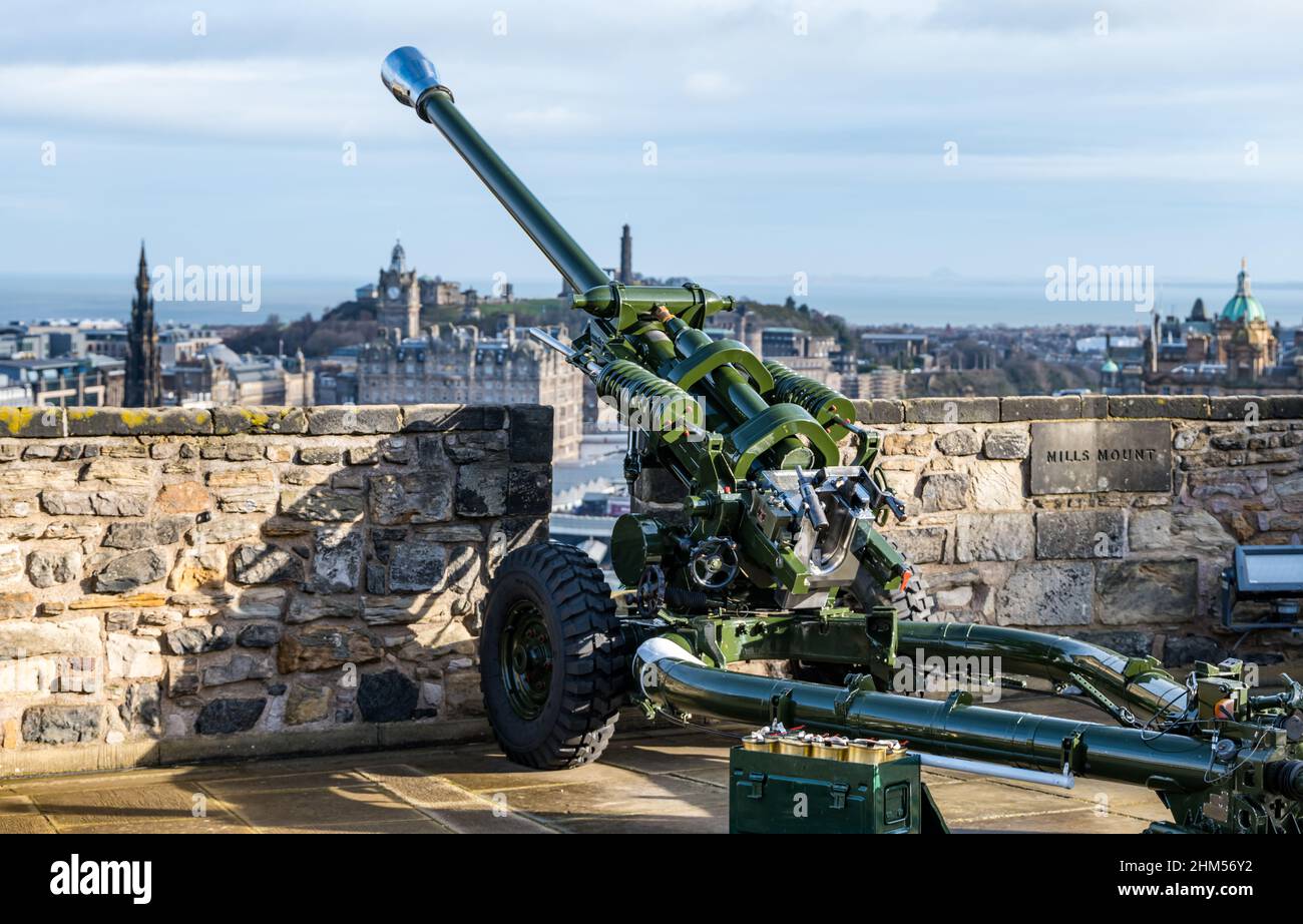 L118 Leichtes Artillerieselgewehr und Patronengehäuse auf den Burgmauern von Edinburgh Castle mit Blick auf das Stadtzentrum und Calton Hill, Schottland, Großbritannien Stockfoto