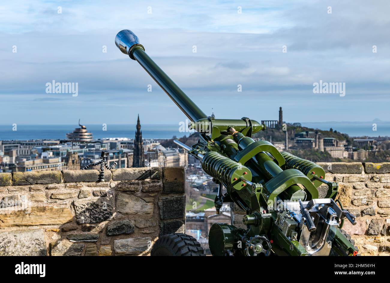 L118 Leichtes Artillerieselgewehr auf den Stadtmauern von Edinburgh Castle mit Blick auf das Stadtzentrum und Calton Hill, Schottland, Großbritannien Stockfoto